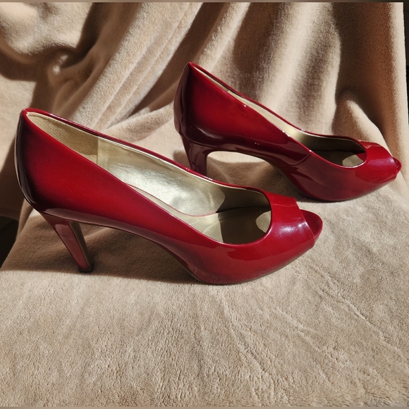 Red open-toed patent leather heels - so fun!! - Picture 4 of 7